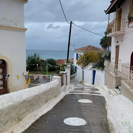 Chelidoni House: Two-bedroom With Spectacular Seaview Koróni